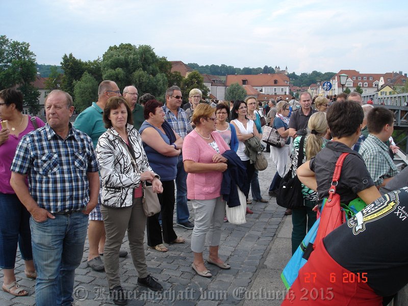 Geschichtsunterricht auf der Steinernen Bruecke.jpg -                                